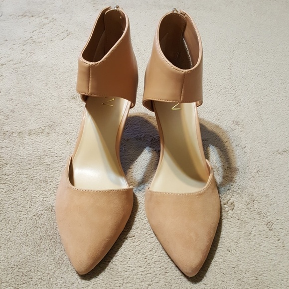 New In Box IMAN Camel & Gold Pumps Zip in Back. 7 - Picture 2 of 8